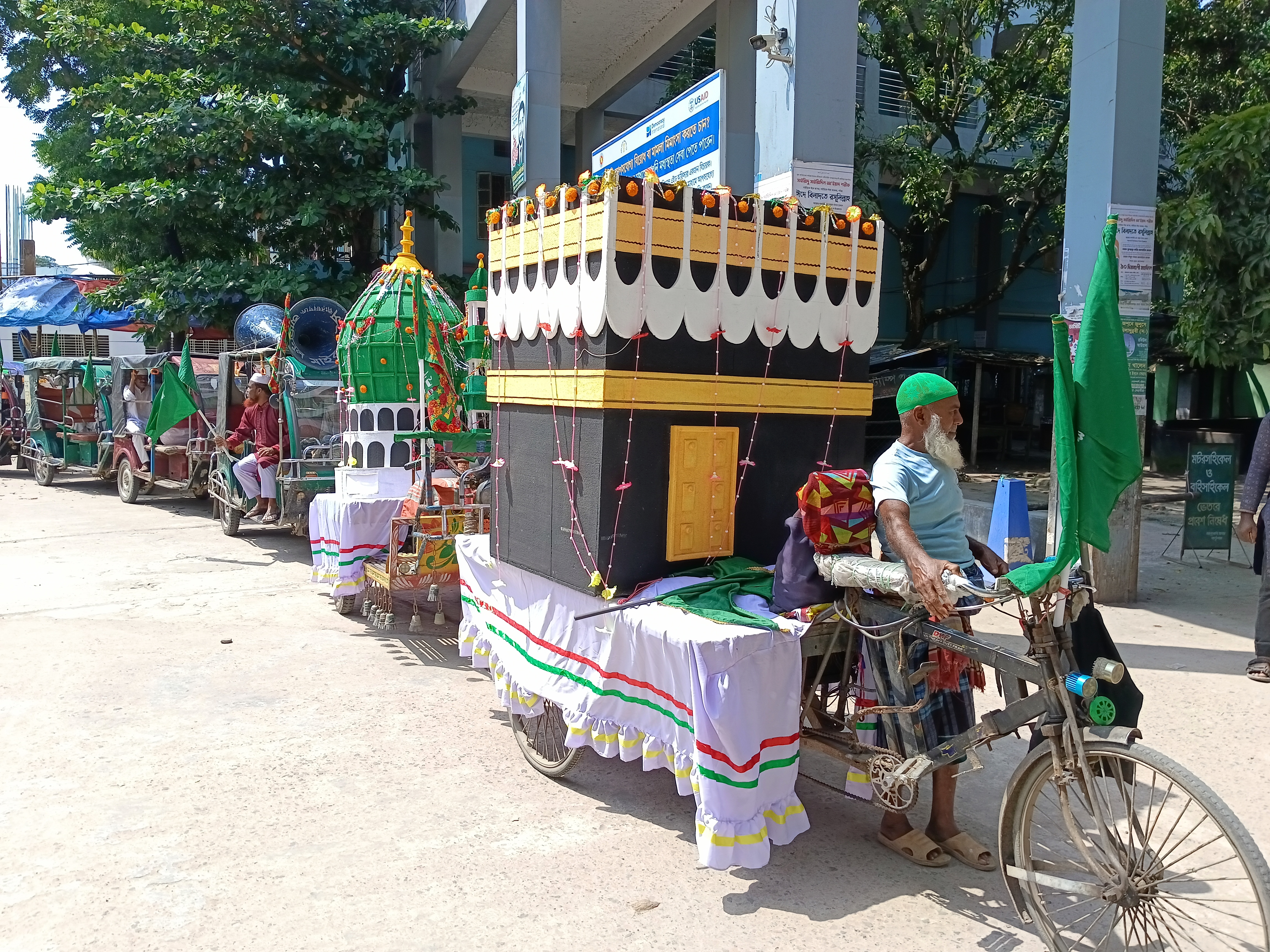 চাঁপাইনবাবগঞ্জে পবিত্র ঈদ-ই-মিলাদুন্নবী উদযাপন উপলক্ষে অটোরিক্সা র‌্যালী